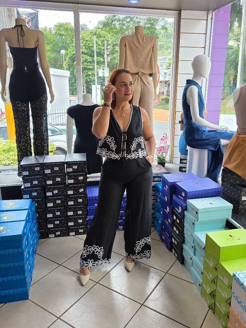 Enterizo Negro Bordado Blanco